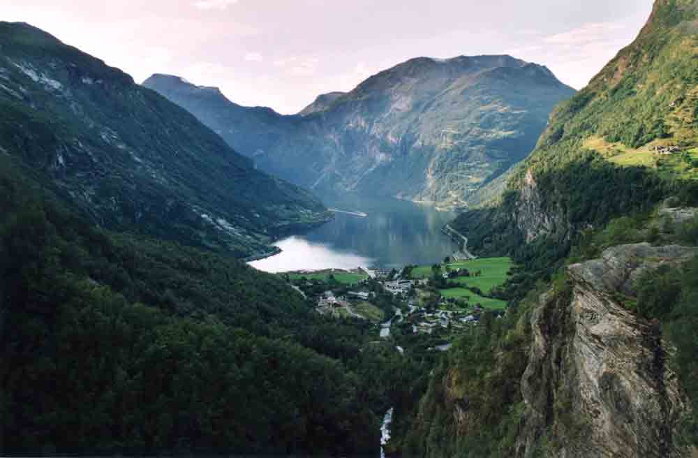 172 - Noruega - fiordo Gairanger - 2001